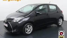 Zwart Gebruikt 2015 Toyota Yaris Hatchback | € 9.940 (Eerlijke prijs)