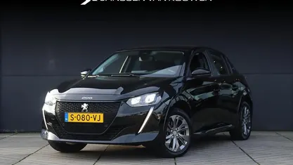 Zwart Occasion 2023 Peugeot e-208 Active Hatchback | € 17.995 (Eerlijke prijs)