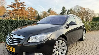 Zwart (metallic) Gebruikt 2009 Opel Insignia Cosmo Stationwagen | € 7.450 (Eerlijke prijs)
