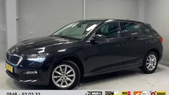 Zwart, metallic lak Gebruikt 2020 Skoda Scala Ambition Hatchback | € 15.435 (Eerlijke prijs)
