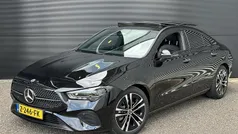 Zwart Gebruikt 2024 Mercedes CLA180 AMG line Sedan | € 39.950 (Eerlijke prijs)