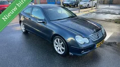 Zwart, metallic lak Gebruikt 2003 Mercedes C220 Coupé | € 1.250 (Goede deal)