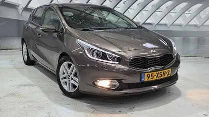 Occasion Kia Ceed Premium 135 PK (99 kW) 2012 Bruin (metallic) Hatchback
