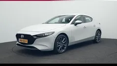 Ceramic white Nieuw 2025 Mazda 3 Center-Line Hatchback | € 31.950 (Eerlijke prijs)