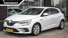 Wit, metallic lak Gebruikt 2021 Renault Mégane IV Zen Hatchback | € 18.990 (Goede deal)