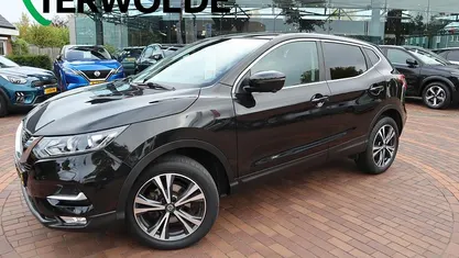 Zwart Occasion 2018 Nissan Qashqai N-Connecta SUV | € 15.445 (Eerlijke prijs)