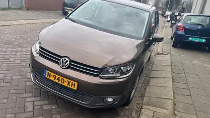 Bruin (metallic) Occasion 2011 VW Touran Highline MPV | € 6.450 (Eerlijke prijs)