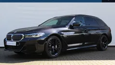 Saphirschwarz (donker zwart metallic) Gebruikt 2023 BMW 530e Comfort Edition Stationwagen | € 49.950 (Eerlijke prijs)