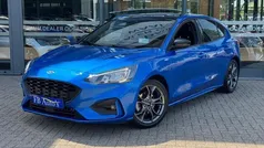 Blauw, metallic lak Gebruikt 2018 Ford Focus ST-Line Hatchback | € 13.950 (Eerlijke prijs)