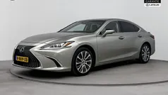 Grijs Gebruikt 2021 Lexus ES300H Sedan | € 33.950 (Goede deal)