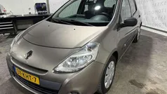 Beige, metallic lak Gebruikt 2009 Renault Clio II Dynamique Hatchback | € 2.950 (Eerlijke prijs)