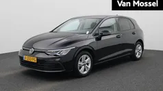 Zwart Gebruikt 2022 VW Golf VIII Life Hatchback | € 18.900 (Eerlijke prijs)