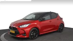 Rood Gebruikt 2022 Toyota Yaris Hybrid Executive Hatchback | € 23.450 (Eerlijke prijs)