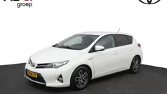 Wit Gebruikt 2015 Toyota Auris Hybrid Hatchback | € 13.950 (Eerlijke prijs)