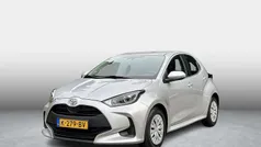 Shimmering silver (licht grijs) Gebruikt 2020 Toyota Yaris Comfort Hatchback | € 14.900 (Eerlijke prijs)