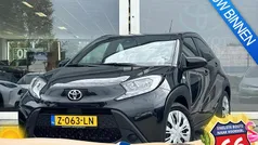 Night sky black metallic (zwart metallic) Gebruikt 2024 Toyota Aygo Play Hatchback | € 17.900 (Eerlijke prijs)