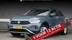 Blauw Gebruikt 2023 VW T-Roc Life SUV | € 25.495 (Eerlijke prijs)