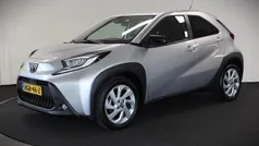 Grijs, metallic lak Gebruikt 2023 Toyota Aygo Hatchback | € 18.900 (Eerlijke prijs)