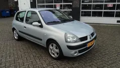 Grijs Gebruikt 2004 Renault Clio II Dynamique Hatchback | € 2.950 (Eerlijke prijs)