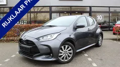 Grijs Gebruikt 2023 Toyota Yaris Hybrid Plus Hatchback | € 23.950 (Eerlijke prijs)