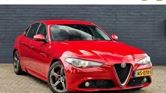 Rood Gebruikt 2017 Alfa Romeo Giulia Super Sedan | € 21.650 (Eerlijke prijs)