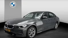 Grijs, metallic lak Occasion 2022 BMW 318 Executive Sedan | € 27.900 (Super prijs)