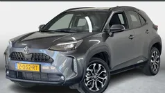 Grijs, metallic lak Gebruikt 2024 Toyota Yaris Cross Edition SUV | € 30.950 (Eerlijke prijs)