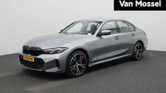 Grijs Gebruikt 2023 BMW 320e M Sport Sedan | € 41.900 (Eerlijke prijs)