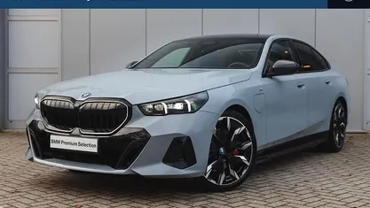 Gebruikt 2025 BMW 550e M Sport Sedan | € 84.950 (Eerlijke prijs)