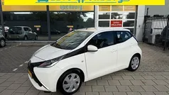 Gebruikt 2015 Toyota Aygo X-play Hatchback | € 6.950 (Eerlijke prijs)