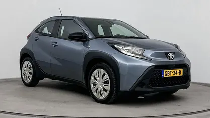Grijs (metallic) Gebruikt 2024 Toyota Aygo X Play SUV | € 16.999 (Eerlijke prijs)