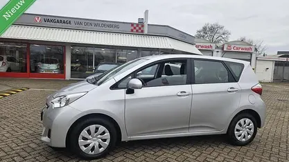 Grijs Gebruikt 2014 Toyota Verso-S Limited MPV | € 13.750 (Eerlijke prijs)