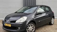 Grijs (metallic) Occasion 2009 Renault Clio II Collection Hatchback | € 2.795 (Eerlijke prijs)