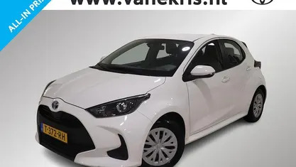 Wit Occasion 2023 Toyota Yaris Hybrid Active Hatchback | € 21.198 (Goede deal)