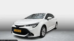 Pure white (licht wit) Gebruikt 2023 Toyota Corolla Hybrid Active Hatchback | € 25.845 (Eerlijke prijs)