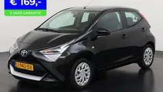 Zwart Gebruikt 2020 Toyota Aygo X-play Hatchback | € 13.945 (Eerlijke prijs)