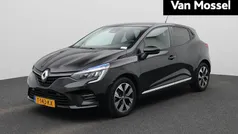Zwart Gebruikt 2023 Renault Clio V Evolution Hatchback | € 17.435 (Eerlijke prijs)