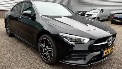 Zwart Gebruikt 2021 Mercedes CLA250 Premium Plus Sedan | € 32.950 (Eerlijke prijs)