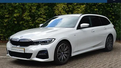 Wit Occasion 2021 BMW 320 Executive Stationwagen | € 35.900 (Eerlijke prijs)