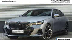 Grijs Gebruikt 2023 BMW 550e M Sport Sedan | € 72.875 (Goede deal)