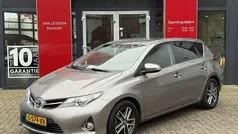 Bruin Gebruikt 2015 Toyota Auris Hybrid Hatchback | € 12.400 (Eerlijke prijs)