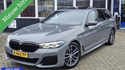 Grijs Gebruikt 2022 BMW 530e M Sport Stationwagen | € 37.649 (Eerlijke prijs)