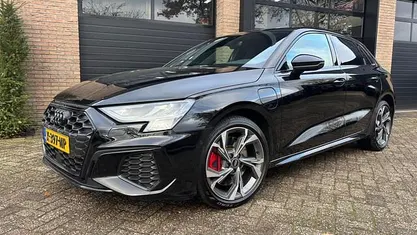 Zwart Occasion 2021 Audi A3 Sportback Competition Hatchback | € 27.950 (Goede deal)