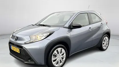 Grijs (metallic) Gebruikt 2024 Toyota Aygo X Play SUV | € 17.945 (Eerlijke prijs)