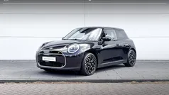 Zwart, metallic lak Gebruikt 2024 Mini Cooper SE Favoured Hatchback | € 34.900 (Eerlijke prijs)