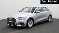 Grijs, metallic lak Gebruikt 2022 Audi A3 Sportback Business Hatchback | € 24.945 (Goede deal)