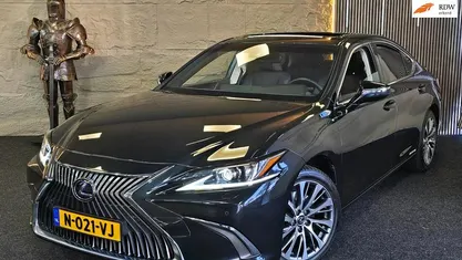 Zwart Occasion 2022 Lexus ES300H Business Edition Sedan | € 37.999 (Goede deal)