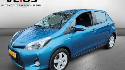 Blauw (metallic) Gebruikt 2014 Toyota Yaris Hybrid Hatchback | € 12.950 (Eerlijke prijs)