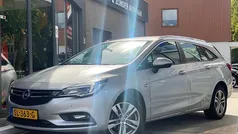 Grijs, metallic lak Gebruikt 2018 Opel Astra Edition Stationwagen | € 9.950 (Goede deal)