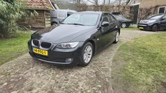 Zwart, metallic lak Gebruikt 2011 BMW 320 Executive Coupé | € 7.450 (Eerlijke prijs)